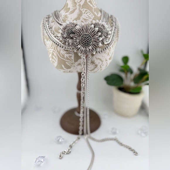 Vintage-Inspired Layered Sunflower Choker Necklace – Statement Piece - Picture 11 of 14